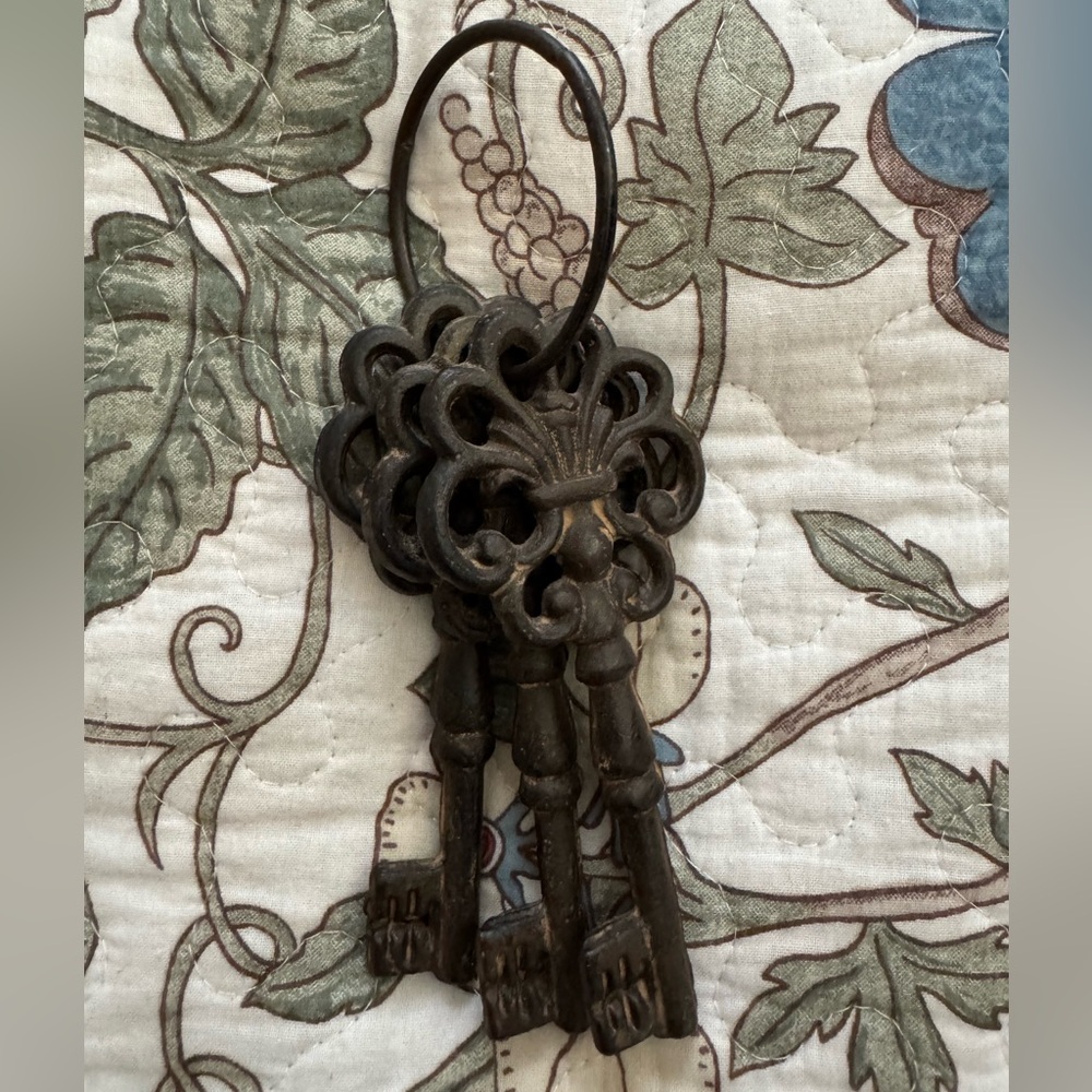 Vintage-Style Cast Iron Keyring Decor